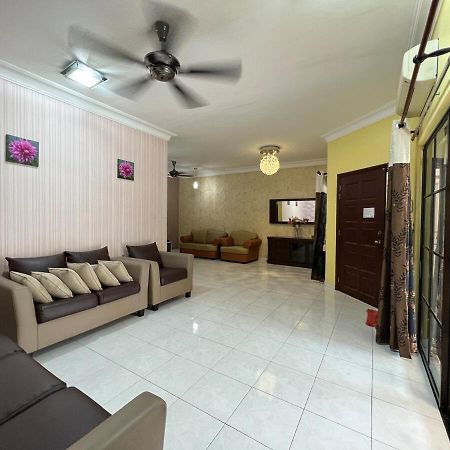 Rini Utama Homestay Skudai Bagian luar foto