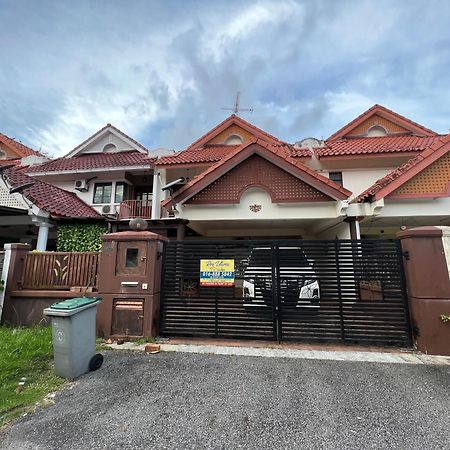 Rini Utama Homestay Skudai Bagian luar foto