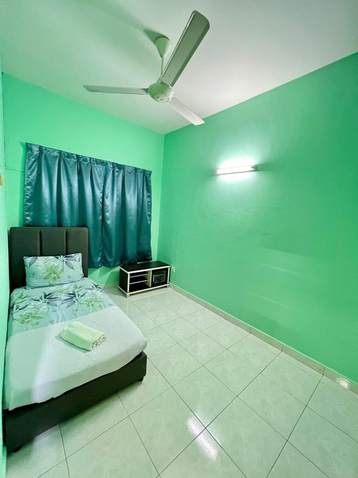 Rini Utama Homestay Skudai Bagian luar foto